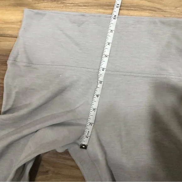 ARITZIA BUTTER Cheeky Hi-Rise Legging EUC Heather Chrome Gray Sz 10 - Picture 7 of 9